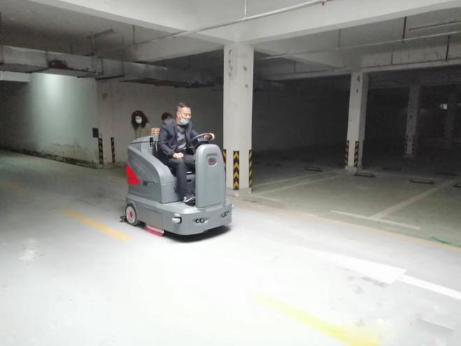 门头沟小区物业保洁不用人力改用驾驶式洗地机了